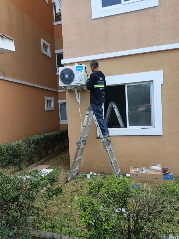 Instalación de la unidad exterior de un aire acondicionado en una casa