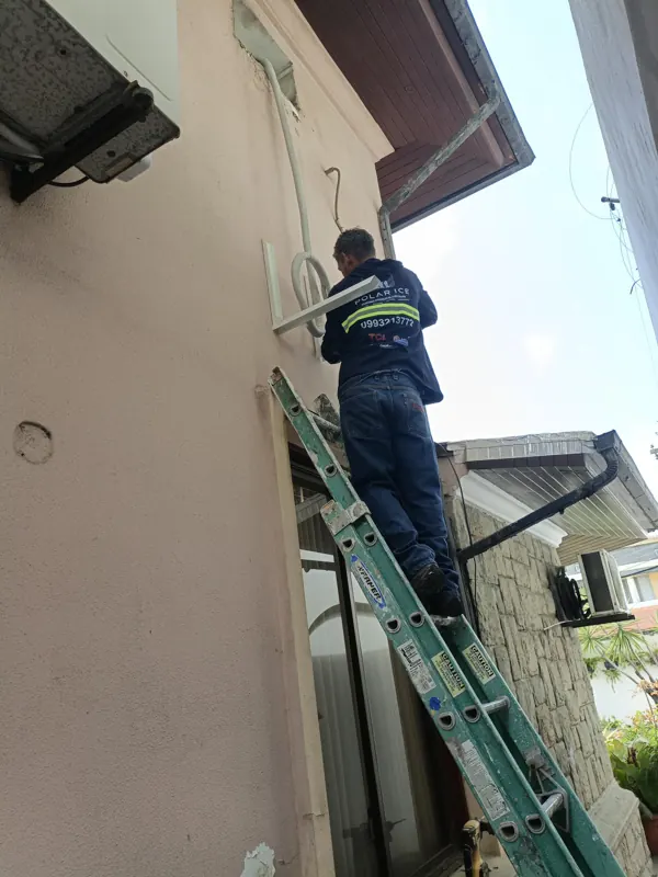 Soportes para aire acondicionado en una casa de dos pisos