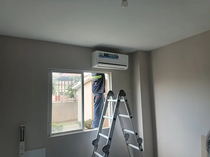 Aire acondicionado split en una pared interior