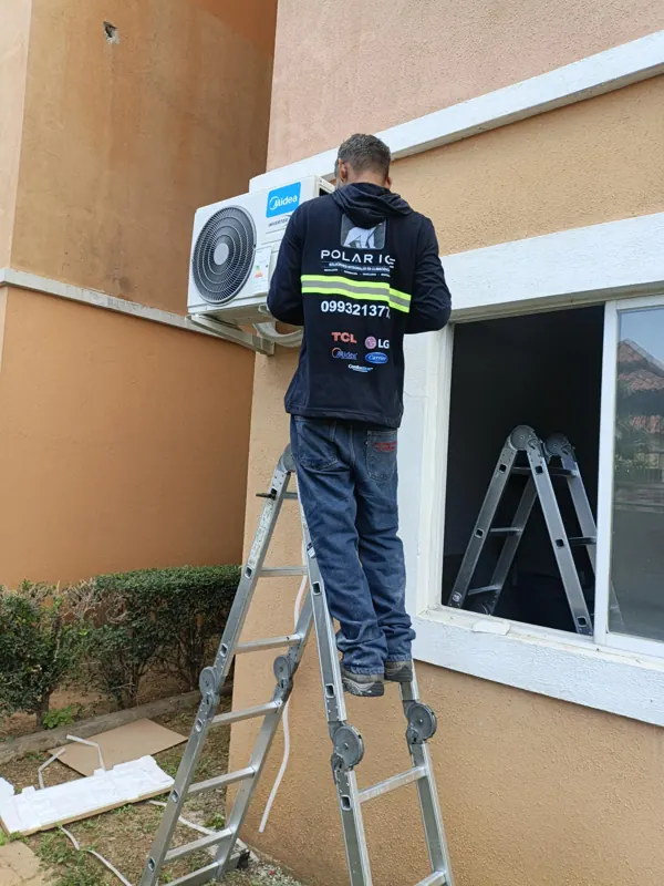 Técnico de Polar Ice instalando la unidad exterior de un aire acondicionado Inverter