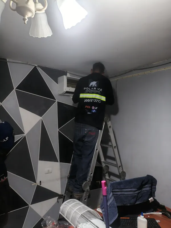 Mantenimiento de un aire split en una habitación